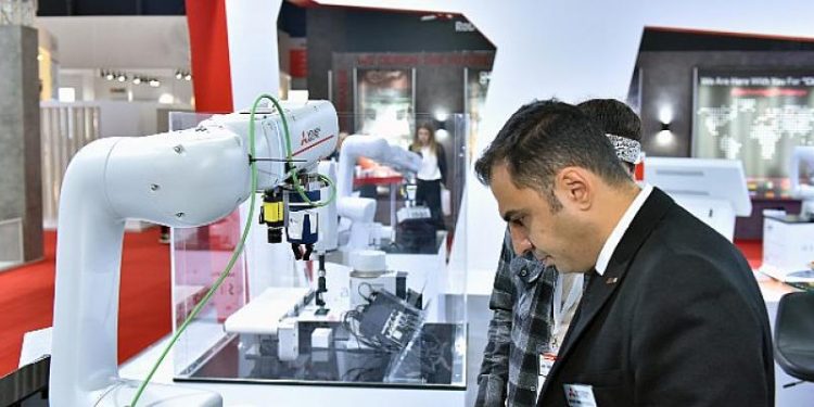Yarının üretim anlayışına yön veren robotlarını sergiledi
