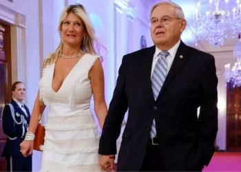 Türk düşmanı ABD’li senatör Bob Menendez yolsuzluk suçlaması sonrası Dış İlişkiler Başkanlığı görevinden istifa etti